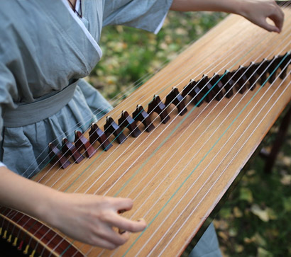 浅谈古筝花指、刮奏,连抹与连托之不同